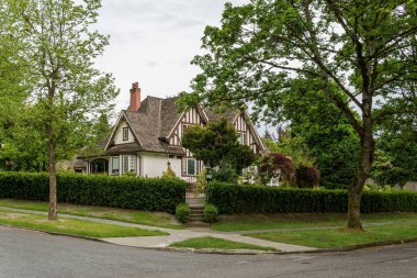 Vancouver, Kanada - 15 Mayıs 2019: Güzel kesilmiş yeşil sokak manzaralı güzel bir ev.