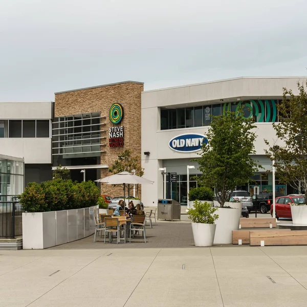 Abbotsford, Kanada - 9. června 2019: Obchodní centrum v centru města s obchody a parkovišti. — Stock fotografie