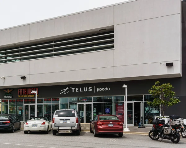 ABBOTSFORD, CANADÁ - 9 de junio de 2019: Centro comercial en el centro de la ciudad con tiendas, bancos y estacionamientos . — Foto de Stock