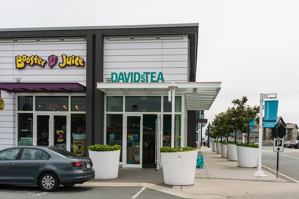 ABBOTSFORD, CANADÁ - 9 de junio de 2019: Centro comercial en el centro de la ciudad con tiendas, bancos y estacionamientos . — Foto de Stock