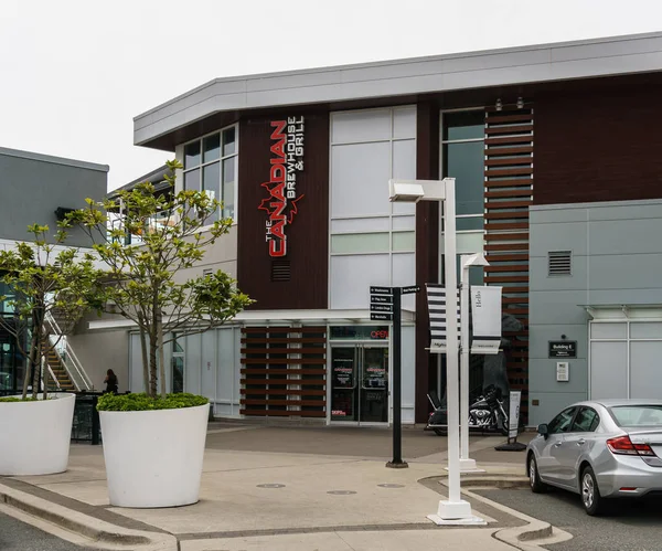 ABBOTSFORD, CANADÁ - 9 de junio de 2019: Centro comercial en el centro de la ciudad con tiendas, bancos y estacionamientos . — Foto de Stock