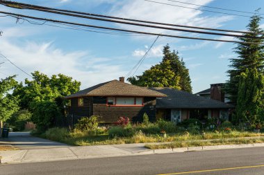 Burnaby, Kanada - 12 Haziran 2019: Büyük şehirdeki sessiz mahalle manzarası