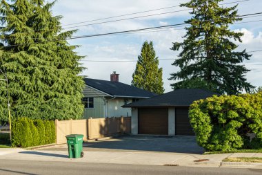 Burnaby, Kanada - 12 Haziran 2019: Büyük şehirdeki sessiz mahalle manzarası