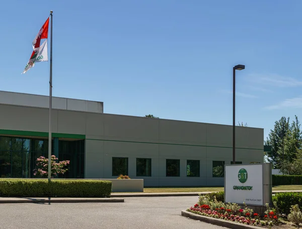 BURNABY, CANADÁ - 11 DE JUNIO DE 2019: Grand and Toy brand modern manufacture building and warehouse . — Foto de Stock