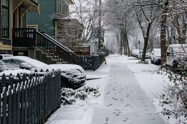 VANCOUVER, CANADA - FEBRUARY 4, 2020: residential area during snowfall winter time. — Stockfoto