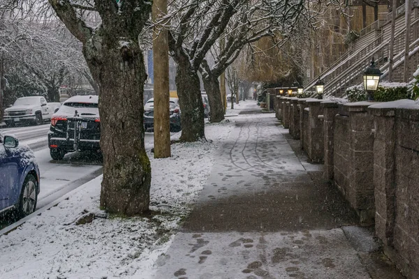 VANCOUVER, CANADÁ - 4 DE FEBRERO DE 2020: zona residencial durante las nevadas de invierno . —  Fotos de Stock