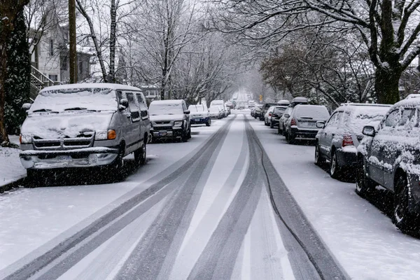 VANCOUVER, CANADA - LE 4 FÉVRIER 2020 : quartier résidentiel pendant les chutes de neige en hiver . — Photo