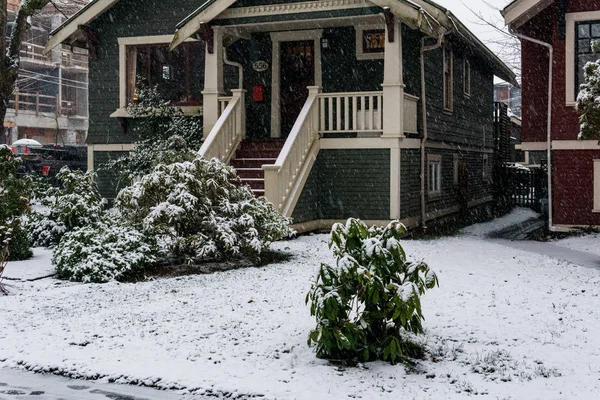 VANCOUVER, CANADÁ - 4 DE FEBRERO DE 2020: zona residencial durante las nevadas de invierno . —  Fotos de Stock