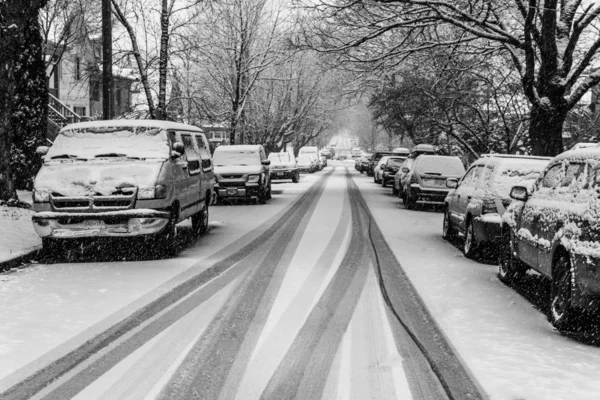 VANCOUVER, CANADA - FEBRUARY 4, 2020: residential area during snowfall winter time. — Stockfoto