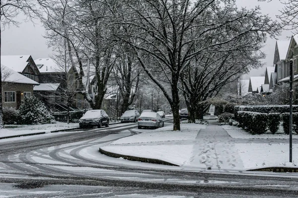 VANCOUVER, CANADÁ - 4 DE FEBRERO DE 2020: zona residencial durante las nevadas de invierno . —  Fotos de Stock