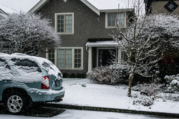 VANCOUVER, CANADÁ - 4 DE FEBRERO DE 2020: zona residencial durante las nevadas de invierno . —  Fotos de Stock