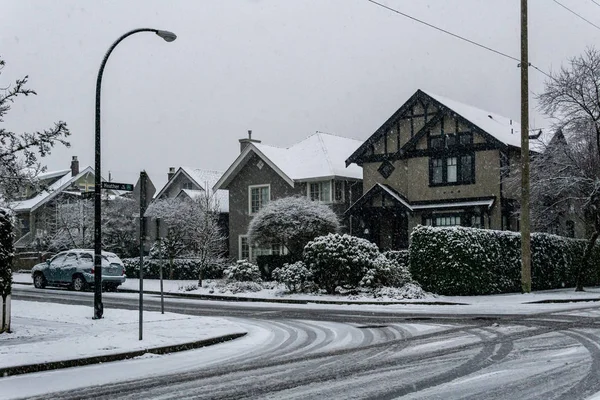 VANCOUVER, CANADÁ - 4 DE FEBRERO DE 2020: zona residencial durante las nevadas de invierno . —  Fotos de Stock