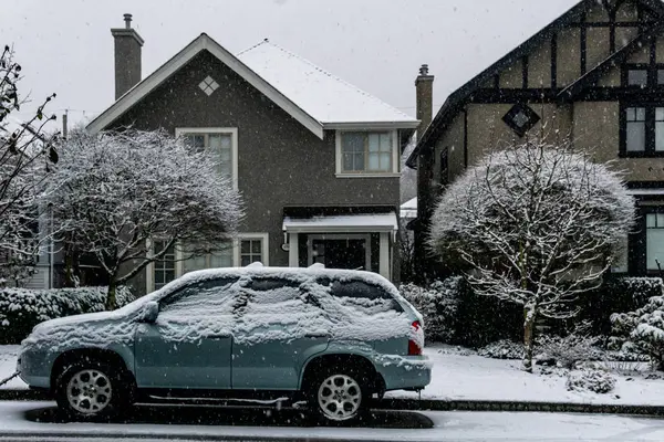 VANCOUVER, CANADÁ - 4 DE FEBRERO DE 2020: zona residencial durante las nevadas de invierno . —  Fotos de Stock