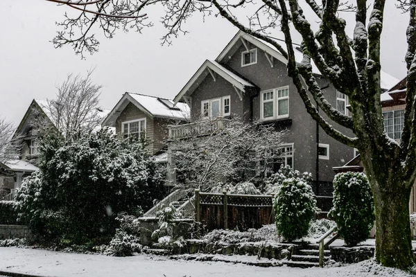 VANCOUVER, CANADÁ - 4 DE FEBRERO DE 2020: zona residencial durante las nevadas de invierno . —  Fotos de Stock