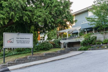BURNABY, CANADA - 12 Haziran 2019: Fair Haven Evleri Büyük Şehir 'deki sessiz mahalle manzarası.