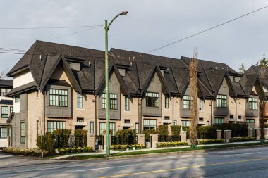 VANCOUVER, CANADA - 2 Şubat 2020: Oak Caddesi 'ndeki modern şehir evlerinin mimari detayları.