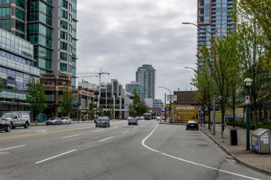 BURNABY, CANADA - 15 HAZİRAN 2019: Şehir merkezi ve sokak manzaralı modern mimari.