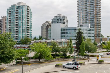 BURNABY, CANADA - 15 HAZİRAN 2019: Şehir merkezi ve sokak manzaralı modern mimari.
