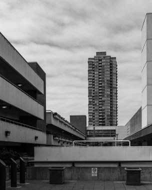 BURNABY, CANADA - 15 HAZİRAN 2019: Şehir merkezi ve sokak manzaralı modern mimari.