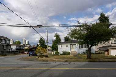 BURNABY, CANADA - 19 Haziran 2019: Şehir merkezi ve sokak manzaralı konut mimarisi.