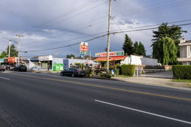 BURNABY, CANADA - 19 Haziran 2019: Şehir merkezi ve sokak manzaralı modern mimari.