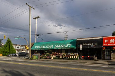 BURNABY, CANADA - 19 Haziran 2019: Şehir merkezi ve sokak manzaralı modern mimari.