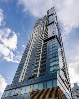 BURNABY, Kanada - 19 Haziran 2019: şehir merkezinde mavi gökyüzü olan yüksek binalara bakın.