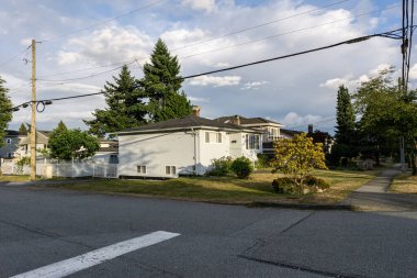 BURNABY, CANADA - 19 Haziran 2019: Şehir merkezi ve sokak manzaralı modern mimari.