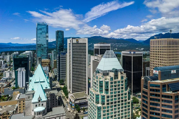 VANCOUVER, CANADA - JUNI 18, 2019: blicka ut över höga byggnader med blå himmel i centrum. — Stockfoto