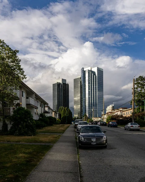 BURNABY, CANADA - JUNI 19, 2019: Moderne architectuur in centrum en straatbeeld. — Stockfoto