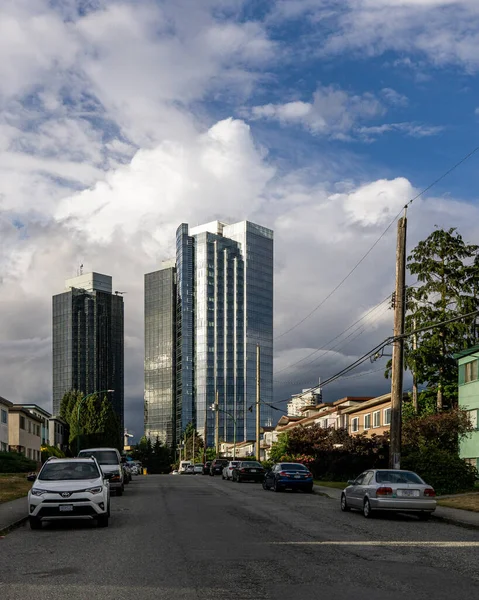 BURNABY, CANADÁ - 19 DE JUNIO DE 2019: Arquitectura moderna en el centro de la ciudad y vista a la calle . — Foto de Stock