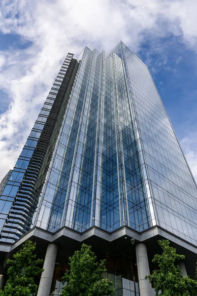 BURNABY, KANADA - 19. Juni 2019: Blick hoch zu hohen Gebäuden mit blauem Himmel in der Innenstadt. — Stockfoto