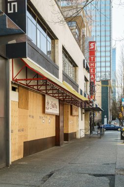 VANCOUVER, CANADA - 07 Nisan 2020: Covid-19 perakende mağazalarının faaliyetlerini geçici olarak askıya alma.