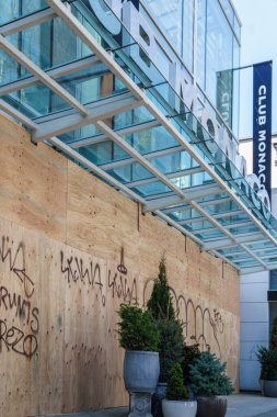 VANCOUVER, CANADA - 07 Nisan 2020: Covid-19 perakende mağazalarının faaliyetlerini geçici olarak askıya alma.