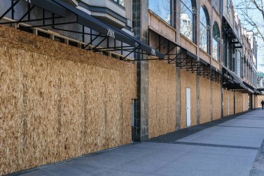 VANCOUVER, CANADA - 07 Nisan 2020: Covid-19 perakende mağazalarının faaliyetlerini geçici olarak askıya alma.