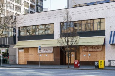 VANCOUVER, CANADA - 07 Nisan 2020: Covid-19 perakende mağazalarının faaliyetlerini geçici olarak askıya alma.