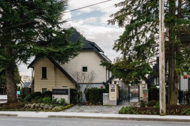 VANCOUVER, CANADA - 2 Şubat 2020: Oak Caddesi 'ndeki modern şehir evlerinin mimari detayları