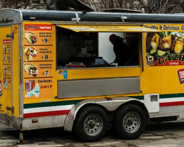 VANCOUVER, CANADA - 2 Şubat 2020: Sanat galerisi yakınlarındaki yemek kamyonu