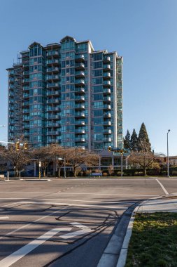 RICHMOND, CANADA - 8 Mart 2020: Güneşli bir günde yüksek binalı şehir manzarası