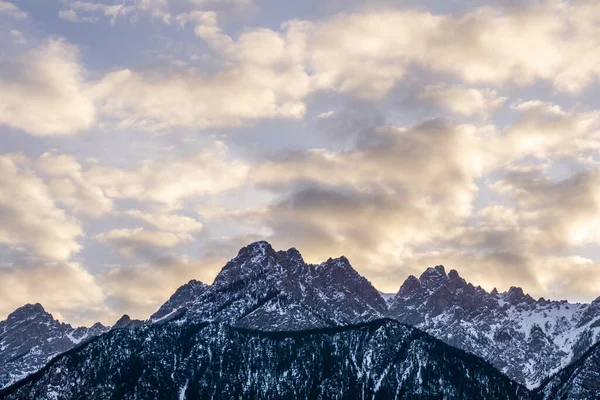 Vista Perto Pico Montanha Com Árvores Neve Pôr Sol — Fotografia de Stock