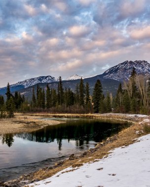 Doğu Kootenay 'daki dramatik bulutlu nehir Britanya Kolombiyası Kanada
