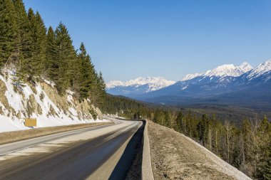 Kayalık dağlara ve mavi gökyüzüne giden otoyol Doğu Kootenay İngiliz Kolombiyası Kanada