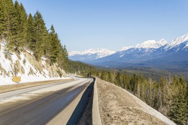 Kayalık dağlara ve mavi gökyüzüne giden otoyol Doğu Kootenay İngiliz Kolombiyası Kanada