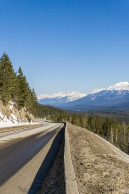 Kayalık dağlara ve mavi gökyüzüne giden otoyol Doğu Kootenay İngiliz Kolombiyası Kanada