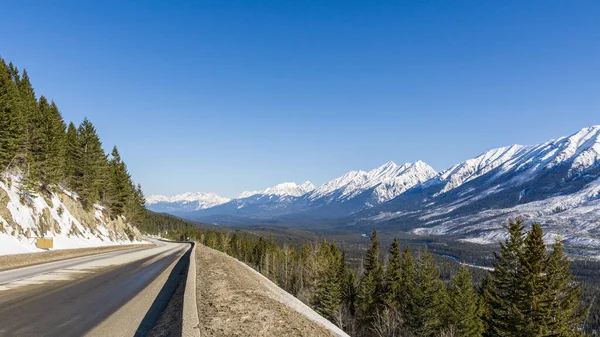 Highway Βραχώδη Βουνά Και Μπλε Ουρανό East Kootenay Βρετανική Κολομβία — Φωτογραφία Αρχείου