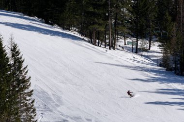 FAIRMONT Sıcak Baharlar, Kanada - 16 Mart 2020: tepeden aşağı inen serbest kayakçı