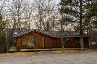 FAIRMONT Sıcak Baharlar, Kanada - 19 Mart 2020: Kayalık dağlarda küçük bir kasabada tatil villaları