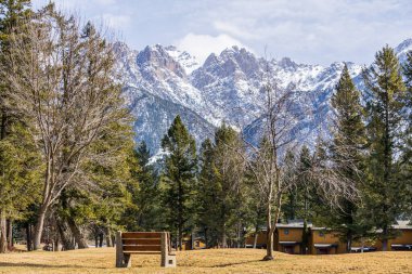 FAIRMONT Sıcak Baharlar, Kanada - 19 Mart 2020: Kayalık dağlarda küçük bir kasabada tatil villaları