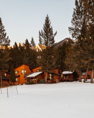 FAIRMONT Sıcak Baharlar, Kanada - 15 Mart 2020: Kayalık dağlarda küçük bir kasabada tatil villaları