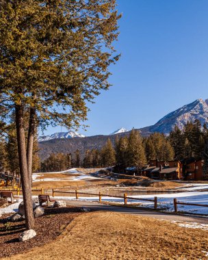 FAIRMONT Sıcak Baharlar, Kanada - 18 Mart 2020: Kayalık dağlarda küçük bir kasabada tatil villaları